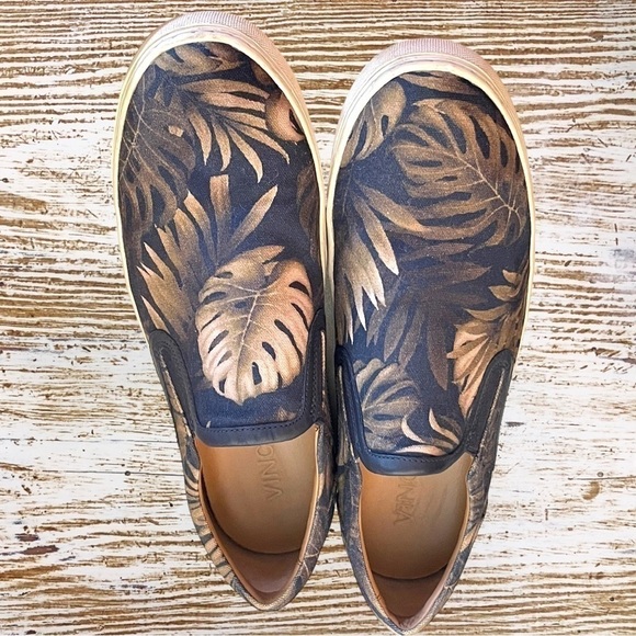 Men’s Vince loafers. Easy slip ons in black and tan neutral colors - Picture 6 of 9